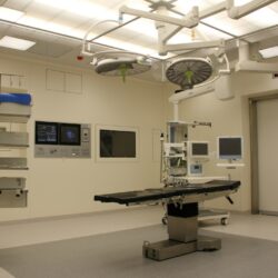An empty surgical operating room with advanced medical equipment, highlighting preoperative preparation.