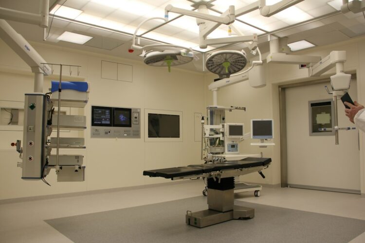 An empty surgical operating room with advanced medical equipment, highlighting preoperative preparation.